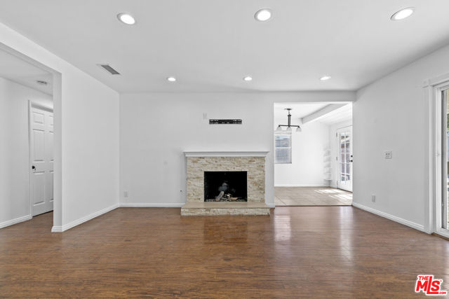 4949 San Feliciano Drive, Woodland Hills CA: https://media.crmls.org/mediaz/1a61fc5b-61ff-481c-9cf8-aed066186c36.jpg