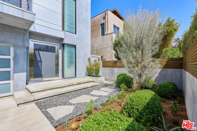 2329 Clement Avenue, Venice CA: https://media.crmls.org/mediaz/1a62d4a4-0506-4382-8126-6ee86e087acd.jpg