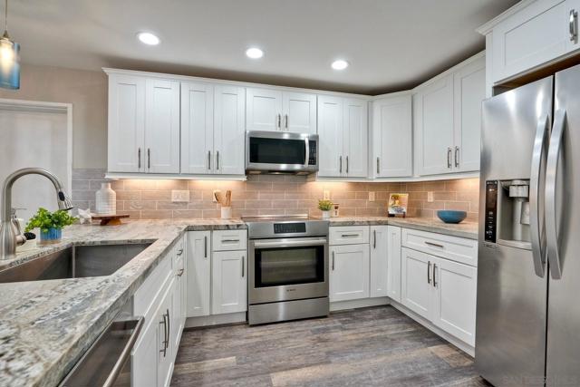 4195 Porte De Merano, San Diego CA: https://media.crmls.org/mediaz/1a63377c-192e-43b3-80bd-5e95d2fa1d3a.jpg