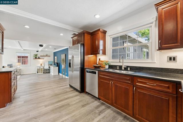 347 Valley View Rd, Pleasant Hill CA: https://media.crmls.org/mediaz/1a64ad4a-8c67-460b-a637-d26167eeee30.jpg