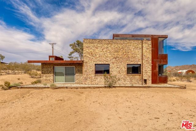 63131 Rocking Chair Road, Joshua Tree CA: https://media.crmls.org/mediaz/1a64cacd-fbb1-46ab-8c8a-2b2df8369a27.jpg
