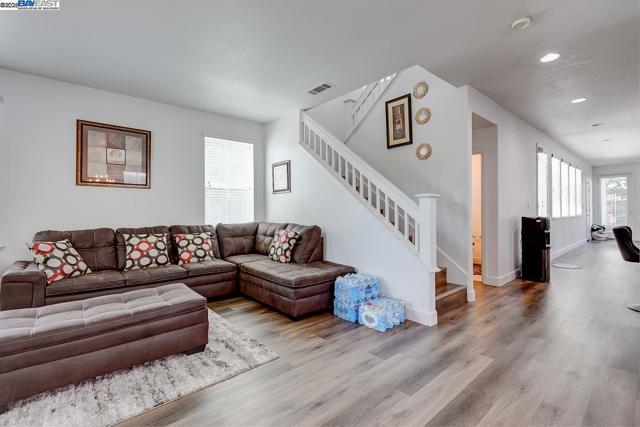 53 Puffin Cir, Oakley CA: https://media.crmls.org/mediaz/1a650ad0-eaf8-4fd3-9612-6bdcab9269e4.jpg