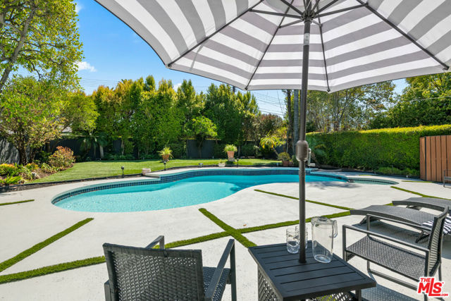 23442 Burbank Boulevard, Woodland Hills CA: https://media.crmls.org/mediaz/1a65269a-815c-4047-8b89-1289e6332f48.jpg