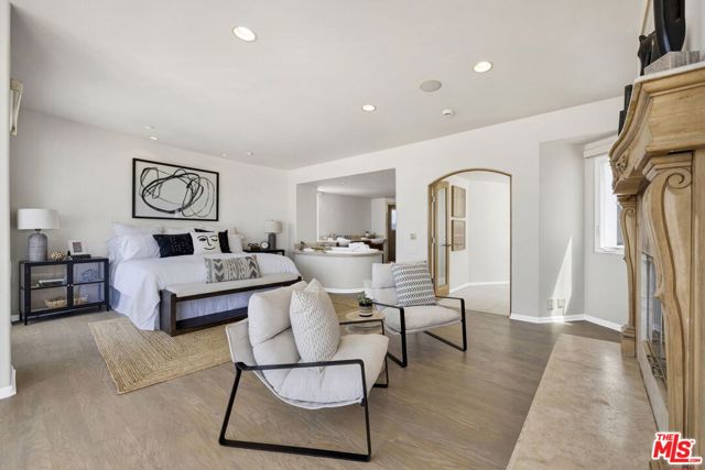 7019 E Seaside Walk, Long Beach CA: https://media.crmls.org/mediaz/1a666e9c-61c0-45e7-8121-237a01f48cb1.jpg