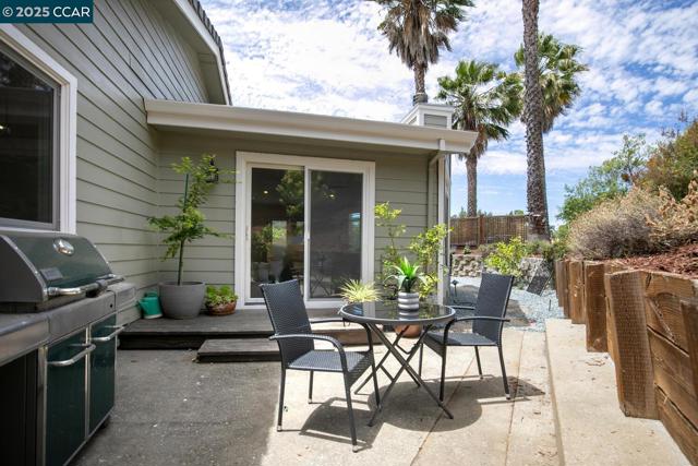 2 Deer field, Walnut Creek CA: https://media.crmls.org/mediaz/1a66fb55-d580-412a-9677-2090e5659833.jpg
