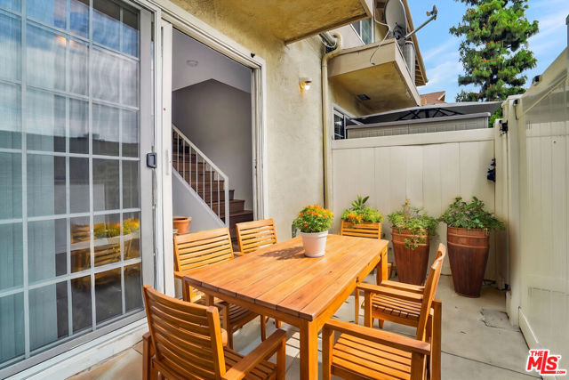 10065 De Soto Avenue, Chatsworth CA: https://media.crmls.org/mediaz/1a67083a-8c60-4c19-ba88-1342f8532e0a.jpg