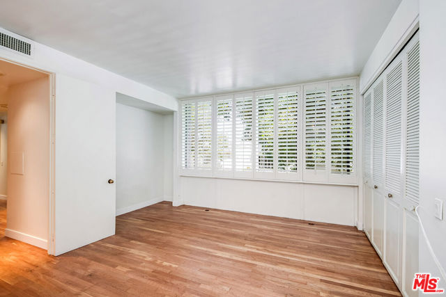 211 S Spalding Drive, Beverly Hills CA: https://media.crmls.org/mediaz/1a670ef2-b685-4e24-ac11-093b71305477.jpg