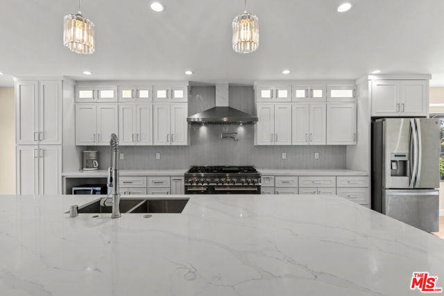 5317 Angeles Vista Boulevard, View Park CA: https://media.crmls.org/mediaz/1a67d7ef-a9ea-493c-8409-bda61ce23158.jpg