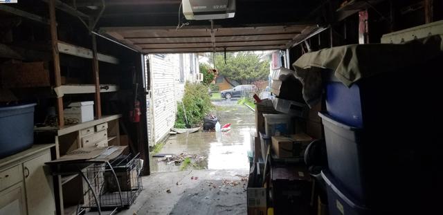 6939 Fresno St, Oakland CA: https://media.crmls.org/mediaz/1a68d219-09db-4bf3-bfd4-2c193291fc06.jpg