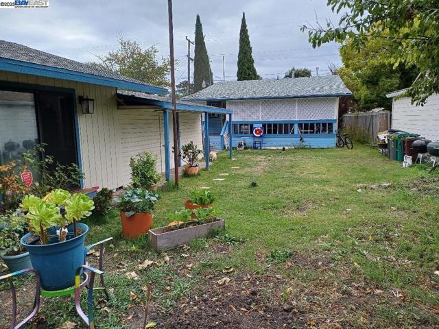 3931 Gardenia Pl, Oakland CA: https://media.crmls.org/mediaz/1a690b35-178d-42bd-a960-c0d8b66589a4.jpg