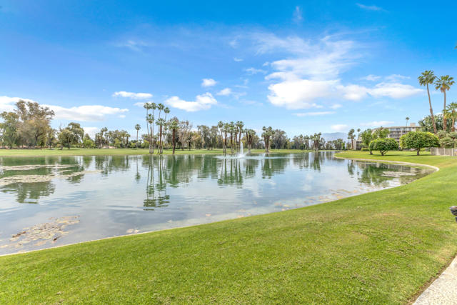 910 Island Drive, Rancho Mirage CA: https://media.crmls.org/mediaz/1a69710e-fbd2-457c-8530-3a6cf47dc31a.jpg