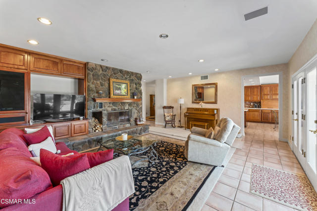 10885 Citrus Drive, Moorpark CA: https://media.crmls.org/mediaz/1a69ad7c-67ae-4398-acbc-30aaab051cbd.jpg