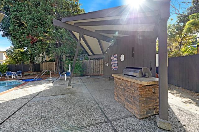 1515 Floribunda Avenue, Burlingame CA: https://media.crmls.org/mediaz/1a69e799-e923-41ae-97ee-c2450fafc4b7.jpg