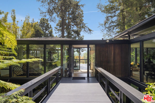 900 Napoli Drive, Pacific Palisades CA: https://media.crmls.org/mediaz/1a6a9084-7ac7-46bb-b831-edb9ecb26c3c.jpg