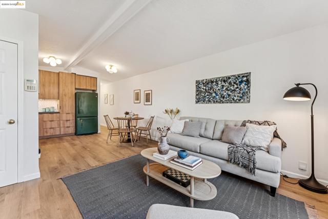 350 Henry St, Oakland CA: https://media.crmls.org/mediaz/1a6a9405-5488-44f6-ac98-c837716786ed.jpg