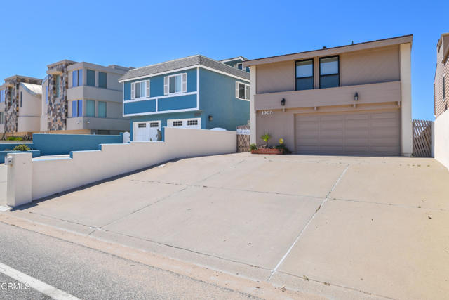 1905 Ocean Drive, Oxnard CA: https://media.crmls.org/mediaz/1a6b1a19-b805-4163-b7d6-c059aa36986a.jpg
