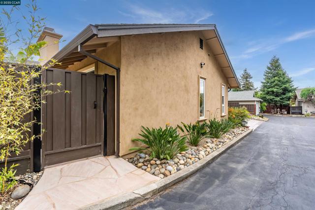 5588 Gonzalez Ct, Concord CA: https://media.crmls.org/mediaz/1a6c02a7-10f3-41d3-a78a-77b3252a2db2.jpg