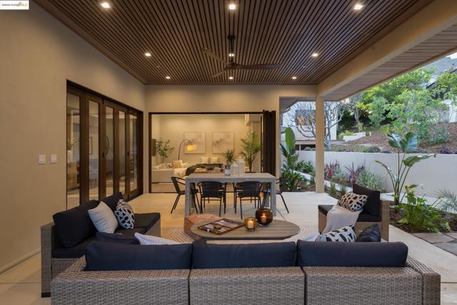 30 Lincolnshire Dr, Oakland CA: https://media.crmls.org/mediaz/1a6c1d98-ce9d-4bf0-9f8f-7b584743cb6b.jpg
