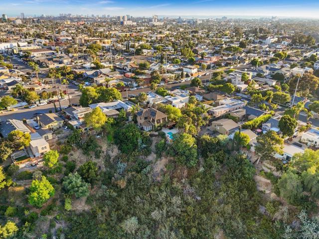 4915 Eyrie Rd, San Diego CA: https://media.crmls.org/mediaz/1a6c2a81-d107-4d4a-b99b-4dc4ee26ef5f.jpg