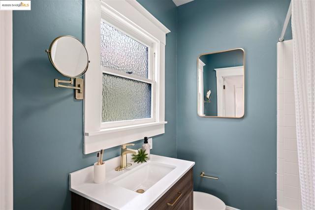 428 Cavour St, Oakland CA: https://media.crmls.org/mediaz/1a6c4f7e-4c3d-4329-b921-60bc2234e531.jpg