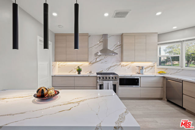 7337 5th Avenue, Los Angeles CA: https://media.crmls.org/mediaz/1a6db58c-5768-40eb-a6a9-af6f93695bdd.jpg