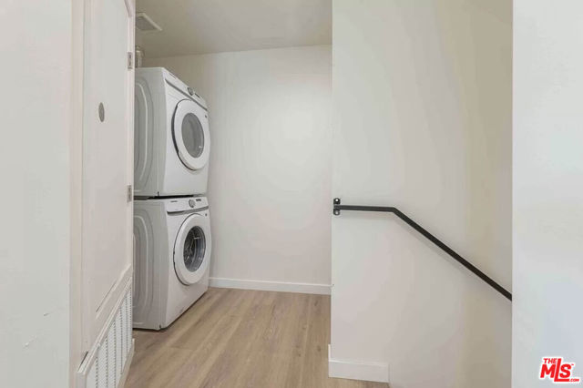 2103 S Burnside Avenue, Los Angeles CA: https://media.crmls.org/mediaz/1a7051af-423d-487d-8e1e-f34cbd7fa4fc.jpg