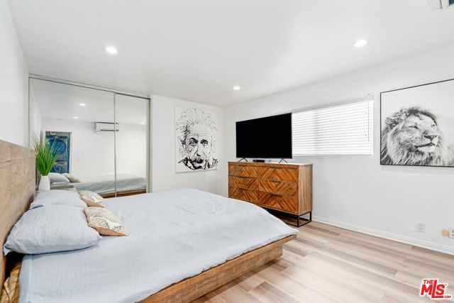3806 Ocean Front Walk, Marina del Rey CA: https://media.crmls.org/mediaz/1a7286b2-5780-40b9-a4be-d37065aa82c1.jpg