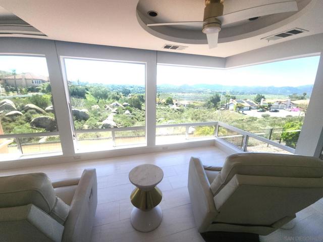 3933 Pinnacle Pl, Escondido CA: https://media.crmls.org/mediaz/1a73274d-9057-41a5-9031-13b95ca05453.jpg