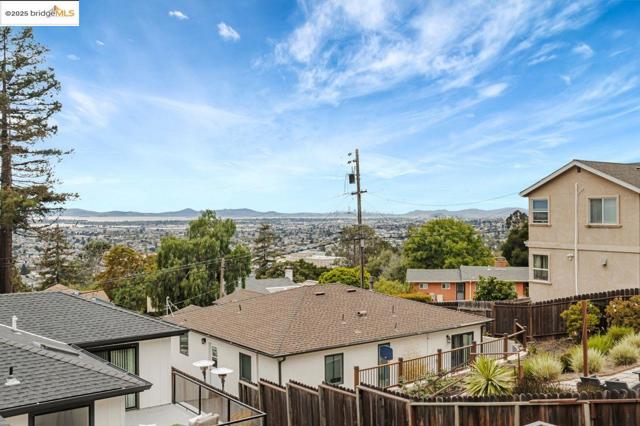 7900 Michigan Ave, Oakland CA: https://media.crmls.org/mediaz/1a734119-d91b-4dd5-825d-01f276dd985e.jpg