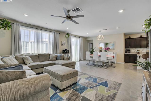 4014 Kenwood Cir, Oakley CA: https://media.crmls.org/mediaz/1a7496c9-1178-4ade-bdba-d917ab24a628.jpg