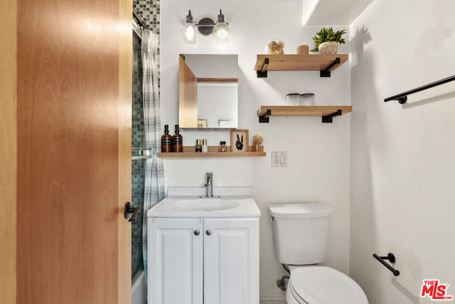 5303 Satsuma Avenue, North Hollywood CA: https://media.crmls.org/mediaz/1a74ac32-aecf-4175-96c4-8b31bbd7030a.jpg