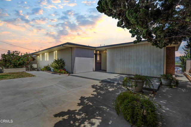 47 Grandview Circle, Camarillo CA: https://media.crmls.org/mediaz/1a751b9c-d8e1-4a0b-a3d0-6dfc6d4b28a2.jpg
