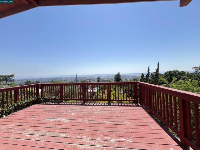 7618 Sunkist Dr, Oakland CA: https://media.crmls.org/mediaz/1a75487a-a2b8-4565-bef0-d242cab61278.jpg