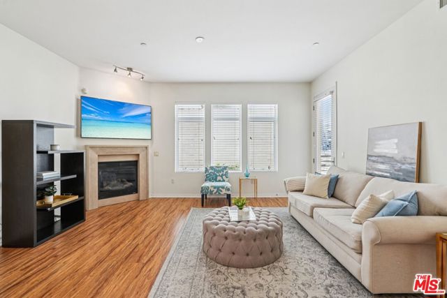 4050 Glencoe Avenue, Marina del Rey CA: https://media.crmls.org/mediaz/1a75f8c7-af0b-4a9e-8218-1e774a29d7a7.jpg