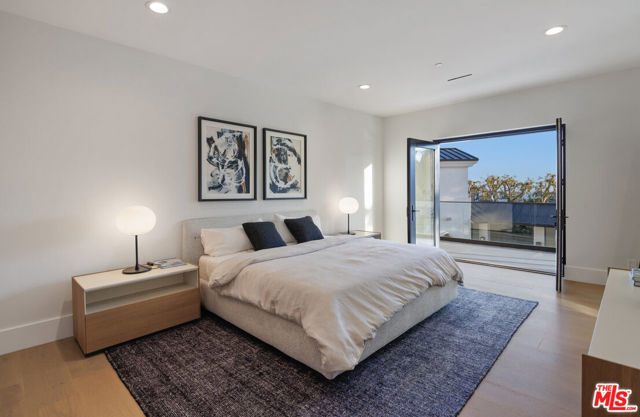 7052 Dume Drive, Malibu CA: https://media.crmls.org/mediaz/1a760986-7555-4298-89e0-01bce6dffd0e.jpg