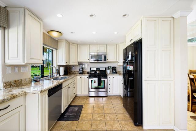 36 Maximo Way, Palm Desert CA: https://media.crmls.org/mediaz/1a768a9d-6437-456e-9f4f-c10b1615d25d.jpg