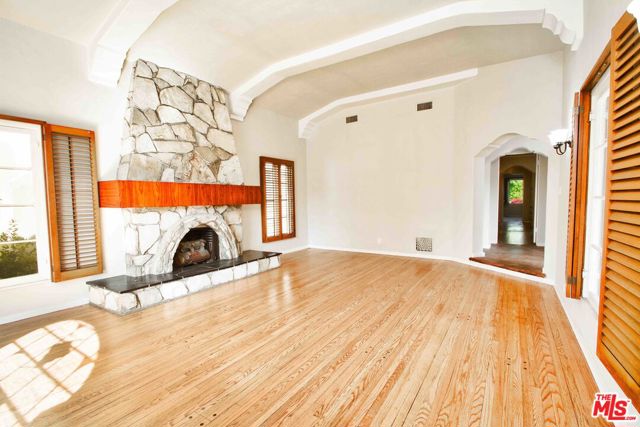 168 N DOHENY Drive, Beverly Hills CA: https://media.crmls.org/mediaz/1a768f51-119e-4ea4-aac1-bbadb15094a3.jpg