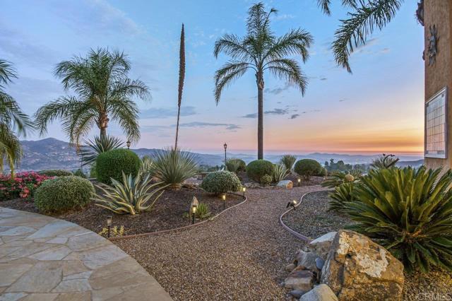 15718 Creek Hills Road, El Cajon CA: https://media.crmls.org/mediaz/1a76c708-c13a-4126-8e09-1aafb1c47757.jpg