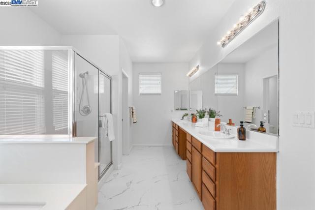 1525 Whispering Oaks Way, Pleasanton CA: https://media.crmls.org/mediaz/1a76cb70-ab89-4000-ae0e-458443213c89.jpg