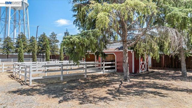 27000 S Hillview St, Tracy CA: https://media.crmls.org/mediaz/1a773d88-3c9b-4ca3-b46a-f0e9e02d174f.jpg