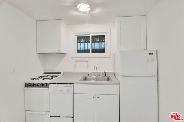 1107 Alfred, Los Angeles CA: https://media.crmls.org/mediaz/1a77e1f7-7252-48f8-8f21-cd4c03538d81.jpg