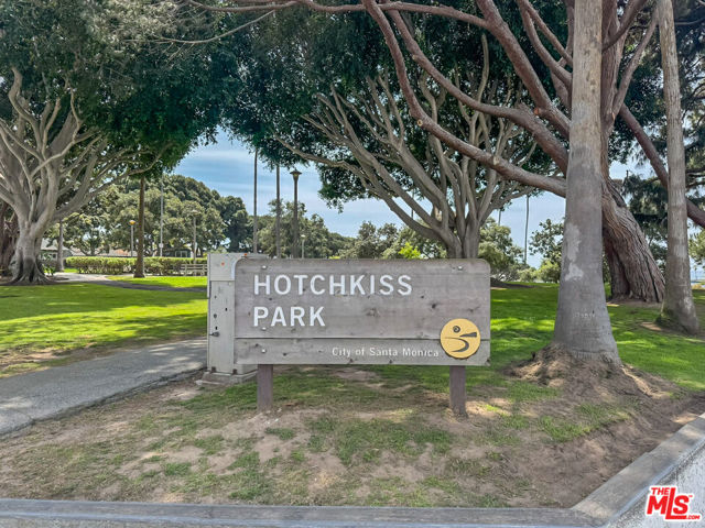 2311 4th Street, Santa Monica CA: https://media.crmls.org/mediaz/1a781b72-6373-4365-b080-601f1d3dfc92.jpg