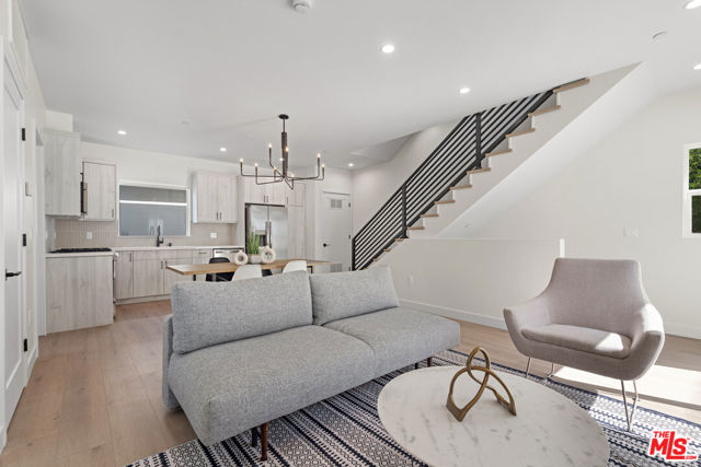 705 6th Avenue, Venice CA: https://media.crmls.org/mediaz/1a78d95b-e61e-43d8-888c-8ccb30f6e1a8.jpg