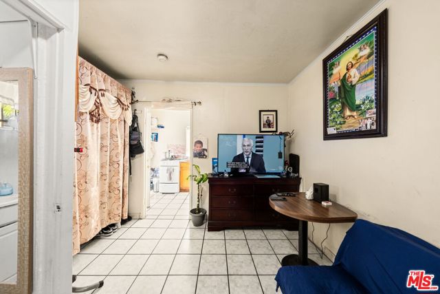 1114 S Kern Avenue, Los Angeles CA: https://media.crmls.org/mediaz/1a78e67f-ecb2-480f-b707-15f0649a9052.jpg