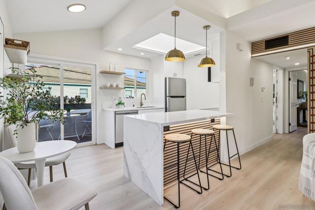 4043 Utah St, San Diego CA: https://media.crmls.org/mediaz/1a790922-49d7-47f5-b90a-e4c39e48b023.jpg