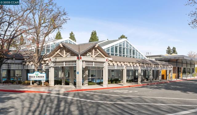 1150 Canyonwood Court, Walnut Creek CA: https://media.crmls.org/mediaz/1a79250a-c771-4718-9ea1-39110aed087c.jpg