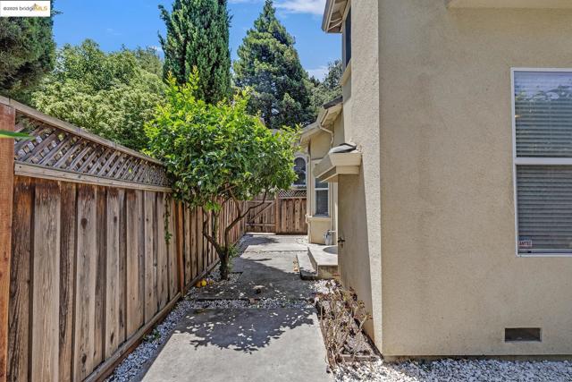 35 Amherst Ct, Menlo Park CA: https://media.crmls.org/mediaz/1a794f2b-9ccc-4693-a4d8-188f978892bb.jpg