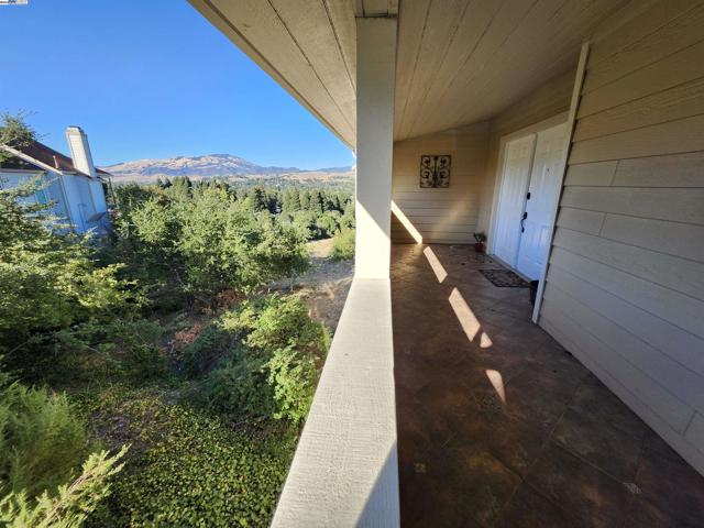 1823 Mockingbird Pl, Danville CA: https://media.crmls.org/mediaz/1a796a7a-a7ad-44f0-beb0-c8b6ddef560f.jpg