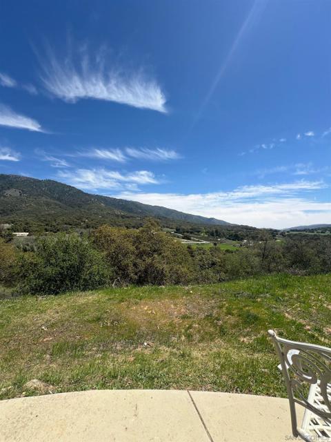 31913 Calle El Potrero, Pauma Valley CA: https://media.crmls.org/mediaz/1a7a3cb5-1299-43bf-9080-1d137841ff4d.jpg