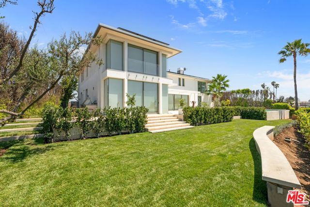 623 Alma Real Drive, Pacific Palisades CA: https://media.crmls.org/mediaz/1a7b9739-760e-4067-b2cd-3b76832009b8.jpg
